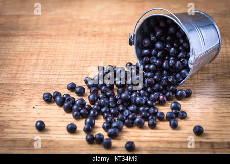 Blueberry sur fond de table en bois. Mûr et juteux bleuets cueillis frais libre. Gros plan des baies Banque D'Images