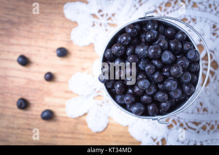 Blueberry sur fond de table en bois. Mûr et juteux bleuets cueillis frais libre. Gros plan des baies Banque D'Images