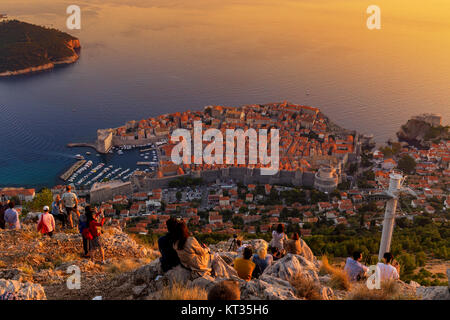 Les gens qui regardent le coucher de soleil sur la célèbre ville fortifiée de Dubrovnik, Croatie. Cette ville est sur la Liste du patrimoine mondial de l'Unesco. Banque D'Images