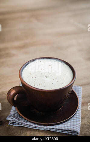 Tasse de Cappuccino sur fond de bois. Banque D'Images