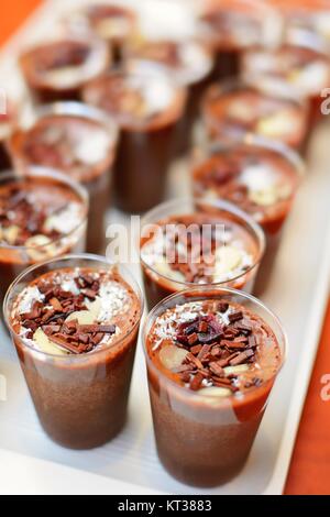 Close up de la Mousse au chocolat desserts dans de petites tasses. Banque D'Images