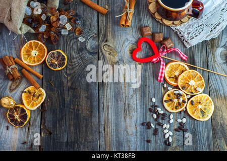 Tasse de café et des bonbons sur la surface en bois gris Banque D'Images