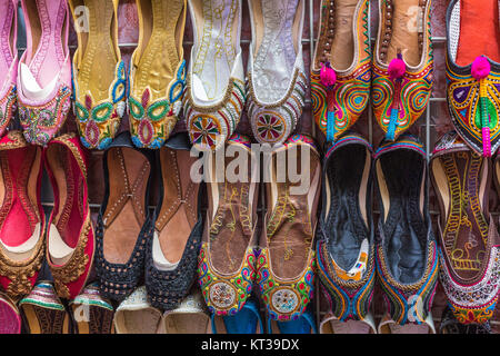 Des chaussures dans le style arabe, marché de Dubaï Banque D'Images