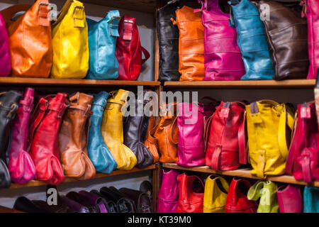 Sacs, sacs, chapeaux et autres produits de l'usine de cuir marocain Banque D'Images