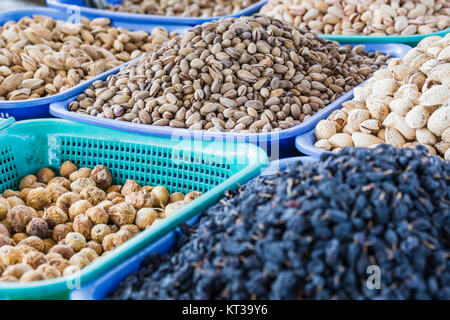 Bazar Osh au Kirghizistan - noix et raisins pour la vente. Banque D'Images