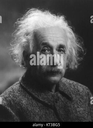 Portrait d'Albert Einstein de 1947, mettant en vedette le célèbre physicien et lauréat du prix Nobel. Cette photographie représente un moment dans ses dernières années, mettant en évidence ses contributions à la science et son image publique à cette époque. Banque D'Images