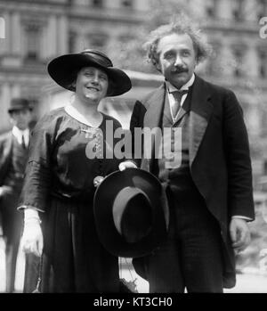 Cette photographie emblématique de 1921 capture Albert Einstein et sa femme Elsa à New York. Einstein, le physicien de renom, a été célébré pour ses théories de la relativité. L'image représente un moment de sa vie lors de sa tournée de conférences aux États-Unis, qui a suivi son ascension vers la renommée mondiale. Banque D'Images