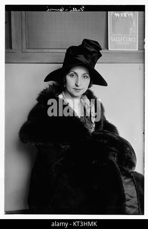 Galli-Curci est une chanteuse italienne d'opéra réputée pour sa voix de soprano. Elle a acquis une renommée au début du XXe siècle, jouant à l'international et enregistrant abondamment. Son héritage dans le monde de l'opéra reste important pour sa technique vocale et sa présence sur scène. Banque D'Images