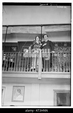 Cette photographie montre la célèbre chanteuse d'opéra Galli-Curci avec son mari. Galli-Curci a été célébrée pour sa voix de soprano et est connue pour ses performances au début du XXe siècle. Banque D'Images