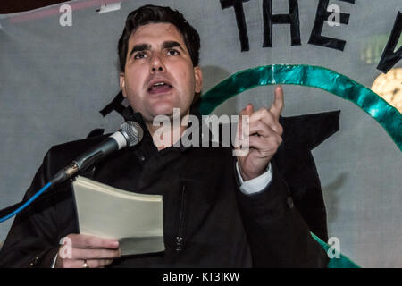 Richard Burgon, député de Leeds, s'exprimant lors de l'arrêt de la guerre 'ne' contre la Syrie bombe en face du Parlement. Banque D'Images