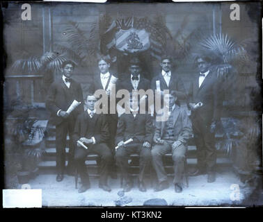 Cette photographie prise par frère Bertram met en valeur les diplômés du Collège Saint Louis. Il capture la cérémonie ou l'événement célébrant leurs réalisations académiques, soulignant l'importance du moment pour les étudiants et l'institution. Banque D'Images