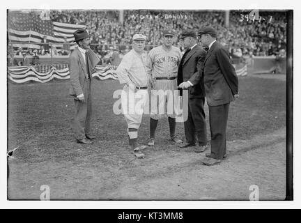 (John McGraw, gestionnaire, New York NL & Wild Bill Donovan, gestionnaire, New York AL avec deux juges-arbitres (baseball)) (14799506974) Banque D'Images