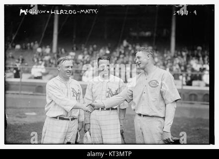 (John McGraw & Buck Herzog, New York NL, et Christy Mathewson, Cincinnati NL (baseball)) (14357317391) Banque D'Images