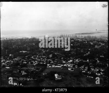 Cette photographie montre la ville de Honolulu, Hawaï, prise depuis le cratère Punchbowl. L'image offre une vue aérienne époustouflante de la ville, avec son paysage urbain et la beauté naturelle environnante. Banque D'Images