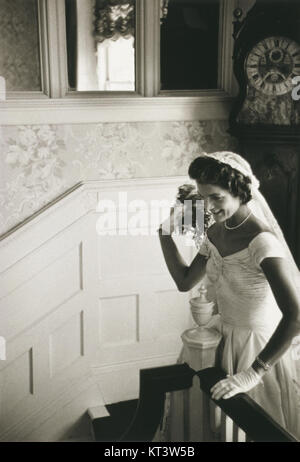 Jacqueline Bouvier Kennedy Onassis (1929-1994) était une première dame américaine, connue pour son élégance, son influence culturelle et son plaidoyer pour les art. Elle est devenue une icône mondiale, en particulier après son mariage avec le président John F. Kennedy, et plus tard en tant que veuve et épouse d'Aristote Onassis. Banque D'Images