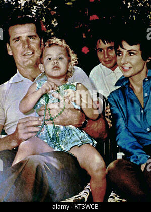 James Garner, acteur américain, est photographié avec sa famille en 1961. Garner est connu pour ses rôles à la télévision et au cinéma, en particulier dans 'Maverick' et 'The Rockford Files'. Banque D'Images
