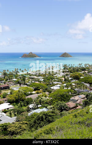 Vue verticale de Mokulua Islands vue sur la ville à partir de la crête de Lanikai Kalwa Casemate randonnée. Banque D'Images