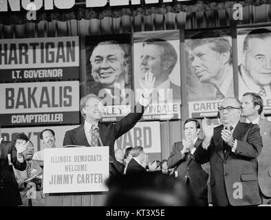 Jimmy Carter et le maire Richard J. Daley lors de la Convention démocratique de l'Etat de l'Illinois à Chicago, Illinois (rognée1) Banque D'Images