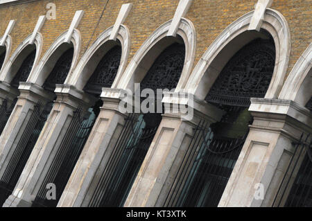 Une rangée d'arcades et colonnes en pierre dans un style architectural classique sur un bâtiment dans le centre de Londres faire un motif ou d'effet abstrait. Banque D'Images