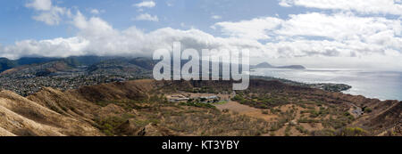 Vue panoramique de l'intérieur du Cratère de Diamond head sur Oahu, Hawaii montrant la caldeira et rim et la campagne environnante sur une journée nuageuse Banque D'Images