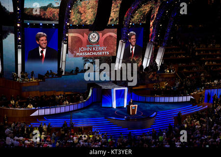 John Kerry, ancien sénateur et secrétaire d'État américain, a assisté à la Convention nationale démocrate de 2008. Sa présence a souligné son rôle continu dans la politique américaine, en particulier dans le soutien aux candidats démocrates. Banque D'Images