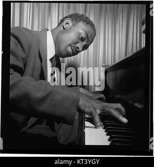 John Malachi, musicien de jazz, est capturé sur cette image par William P. Gottlieb. Malachi était connu pour ses contributions au monde du jazz, jouant avec plusieurs groupes et musiciens célèbres au milieu du XXe siècle. Banque D'Images