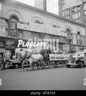 Cette photographie de William P. Gottlieb montre des musiciens de jazz notables Kaiser Marshall, Art Hodes, Sandy Williams, Cecil (Xavier) Scott et Henry (Clay) Goodwin à Times Square. L’image capture l’essence du jazz du milieu du XXe siècle, mettant en évidence les contributions de ces artistes au genre pendant son âge d’or. Banque D'Images