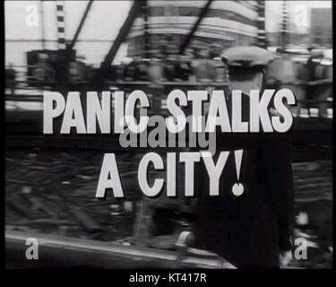 Une capture d'écran de la bande-annonce de 'Panic in the Street', un film réalisé par Elia Kazan en 1950. Le film traite du crime, de la peur et des questions sociales, et la capture d'écran capture la tension dramatique du récit. Banque D'Images