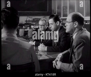 Capture d'écran de la bande-annonce du film de 1950 *Panic in the Streets*, réalisé par Elia Kazan. Le film, qui se déroule à la Nouvelle-Orléans, traite d'une dangereuse épidémie de peste pulmonaire et des efforts pour la contenir, en se concentrant sur les tensions procédurales et sociales policières. Banque D'Images