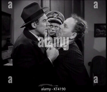 La capture d'écran de la bande-annonce de *Panic in the Street* (1950) réalisé par Elia Kazan présente une scène pivot de ce film noir. Le film est centré sur la course d’un médecin contre la montre pour arrêter une épidémie mortelle à la Nouvelle-Orléans. Banque D'Images