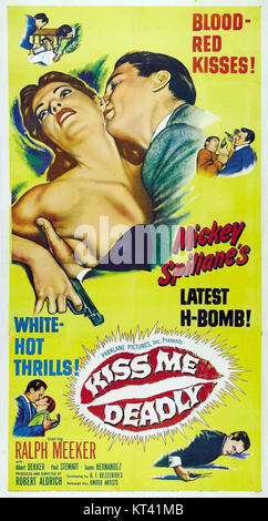 Kiss me Deadly est un film noir américain réalisé par Robert Aldrich en 1955. Connu pour son intrigue suspensive et son style gravissime, le film suit un détective privé démêlant une conspiration complexe. Il est considéré comme une œuvre phare dans le genre, contribuant au développement du film noir au milieu du XXe siècle. Banque D'Images