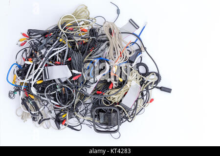 Confus de vieux fils électriques et les connecteurs pour les appareils électroniques en attente de jeter vu du dessus on white Banque D'Images