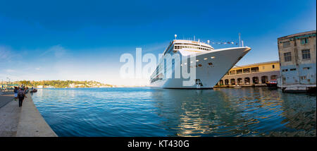 La HAVANE, CUBA - DEC 17, 2017 : vue panoramique sur le MSC Opera bateau de croisière amarré au port de La Havane montrant l'expérience de l'île a Banque D'Images