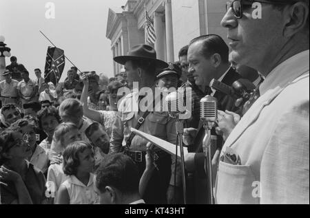 Les neuf Little Rock étaient un groupe de neuf étudiants afro-américains qui ont courageusement intégré le Central High School à Little Rock, Arkansas, en 1957. Leur protestation et la lutte qui a suivi contre la ségrégation sont devenues un moment charnière dans le mouvement des droits civiques aux États-Unis Banque D'Images