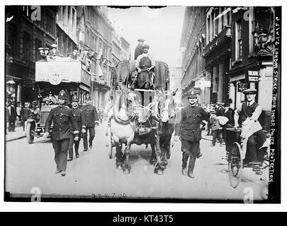 Grève de Londres. Chariot sous la protection de la police Banque D'Images