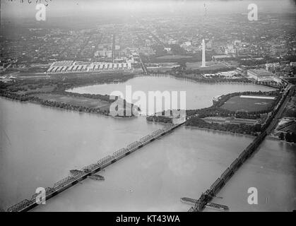 Cette vue aérienne capture le long Bridge avec une perspective claire du Tidal Basin et du monument voisin, mettant en valeur une caractéristique géographique et historique importante. Banque D'Images