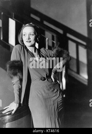 Marlene Dietrich était une actrice et chanteuse germano-américaine connue pour ses rôles emblématiques dans le cinéma et son influence sur Hollywood au XXe siècle. Cette référence met en valeur ses contributions à l’histoire du cinéma et du divertissement. Banque D'Images