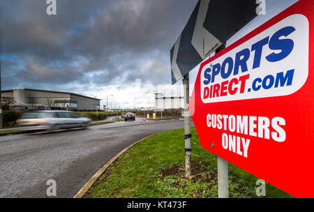 Les indications des panneaux routiers pour Sports Direct .com, le centre de distribution principal Shirebrook,Derbyshire, Engalnd, Royaume-Uni. Banque D'Images