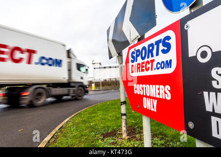 Sports Direct .com camion de marchandises sur la voie de la principale forme de distribution Shirebrook,Derbyshire, Engalnd, Royaume-Uni. Banque D'Images