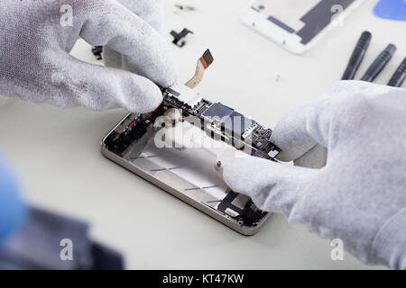 La réparation de téléphone mobile cassé technicien Banque D'Images