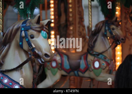 Détail d'un carrousel antique avec les chevaux, pris dans le centre de Florence. Banque D'Images