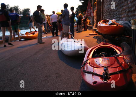 Vue de la rivière de kayaks après une course de kayak à l'été. Sport concept, avec copyspace. Banque D'Images