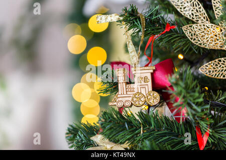 Petit train de Noël et de la guirlande sur le sapin Banque D'Images