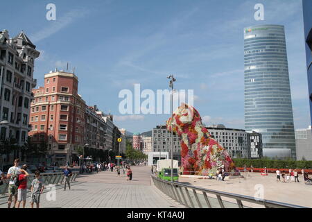 La célèbre sculpture topiaire 'le chiot' par Jeff Koons, situé sur la place Plaza Aguirre, Bilbao. Il est constitué de milliers de fleurs. Banque D'Images