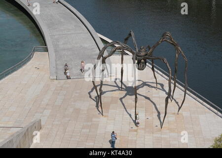 Vue de dessus de l'araignée sculpture 'maman' par l'artiste Louise Bourgeois, situé sur la rivière Nerviòn devant le musée Guggenheim de Bilbao. Banque D'Images