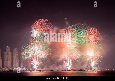 Journée nationale d'artifice à Dubaï Banque D'Images