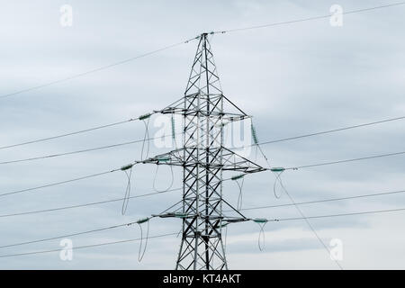 Construction d'une ligne à haute tension. Banque D'Images