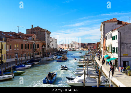 Marco Fondamenta Giustinian aux côtés du canal, bateaux amarrés et la circulation dans l'île de Murano, Venise, Italie Banque D'Images
