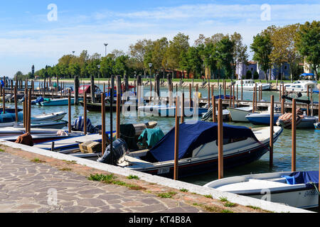 Pêche et bateaux amarrés transport à petit port sur l'île de Burano, lagune de Venise, Italie Banque D'Images