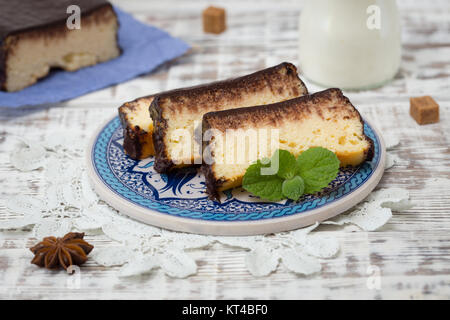 Le fromage cottage en casserole avec le chocolat. Cheese-Cake Lviv. Lvivskiy Syrnyk Cheese-Cake authentique de l'Ukraine. Banque D'Images